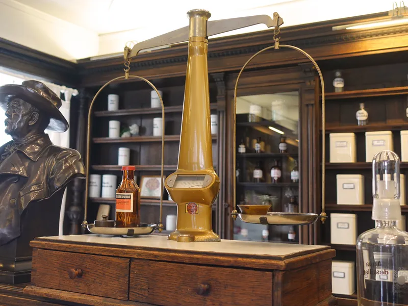 Bismarck-Büste in der Apotheke — Namensgeber seit 1932