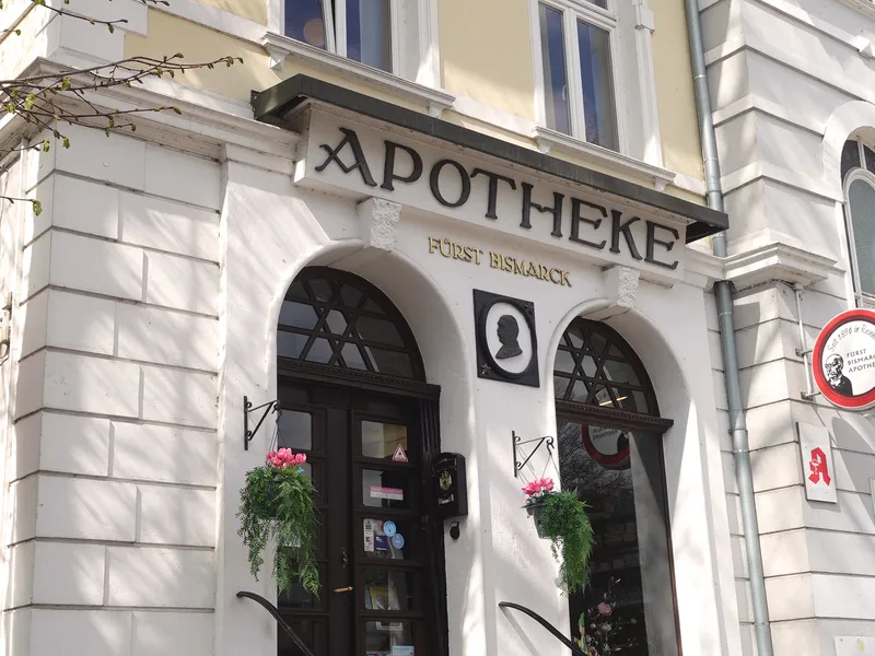 Eingangsportal der Fürst Bismarck-Apotheke in der Bahnhofstraße