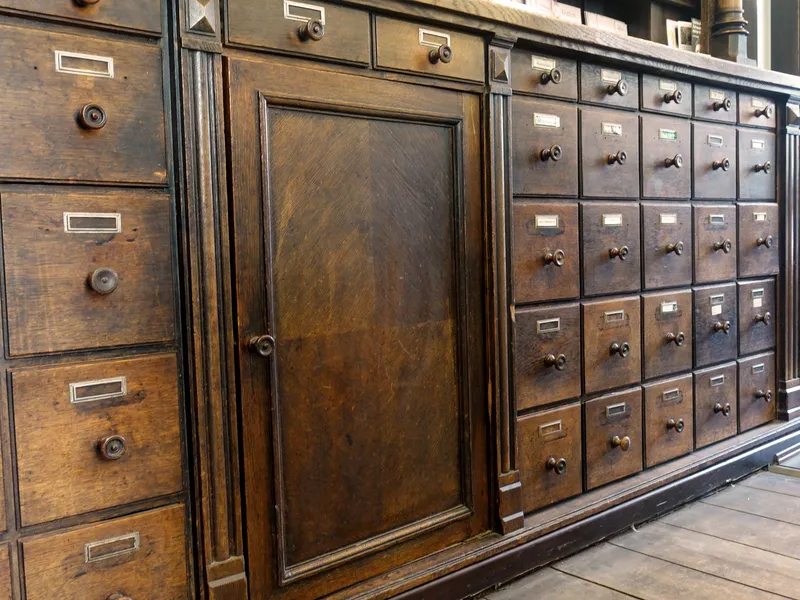 Historische Apothekerschubladen aus dunklem Holz